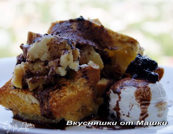 Смазываем форму сливочным маслом, нарезаем батон на небольшие кусочки ( корочку можно не срезать) и выкладываем плотно на дно формы. Ананасы режем полукольцами, выкладываем сверху хлеба. Можно полить сверху соком из банки. Затем оставшийся батон выкладываем сверху ананасов и немножко приминаем, для того чтоб не было много пустот.
Яйца взбиваем с молоком, добавляем ванилин, заливаем полученной смесью наш пудинг и оставляем минут на 20-30 пропитаться.
Запекаем в хорошо разогретой духовке минут 40. Сверху должна появиться аппетитная хрустящая корочка, а внутри должен быть сочный и немного влажный десерт. Начинка может быть любой!
Я подавала с шариком мороженого и политым шоколадом.
Приятного аппетита!