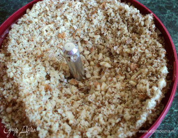 Орехи измельчить в блендере.