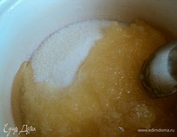 Мед смешать с сахаром, разогреть на небольшом огне, постоянно помешивая до растворения сахара.