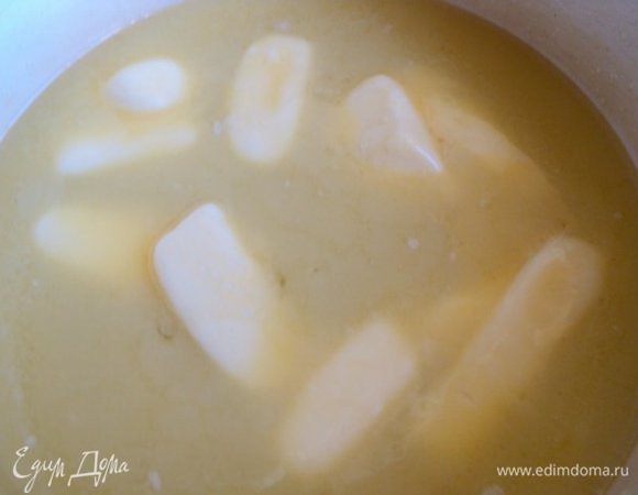 Добавить масло порезанное кусочками и размешать до расплавления масла.