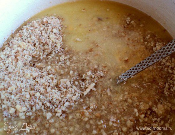 Добавить молотые орехи и перец, перемешать.