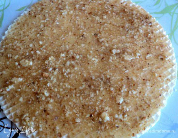 Вафельные коржи смазывать горячей орехово-медовой смесью и складывать друг на друга.