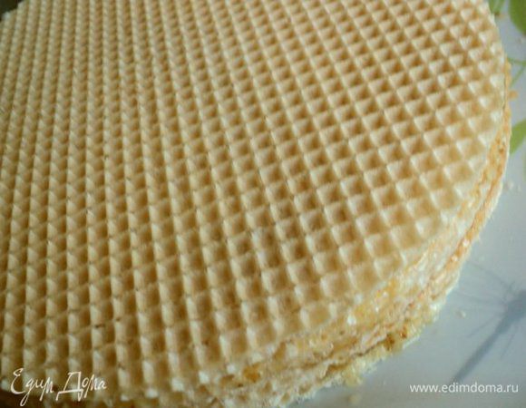 Верхний слой не смазывать. Накрыть сверху донышком от разъемной формы для выпечки, установить сверху груз и поставить в холодильник для застывания на 2 часа.