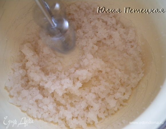 Начать взбивать. Потом добавить яйца. Взбить в пену. Добавить просеянную муку и розрыхлитель. 