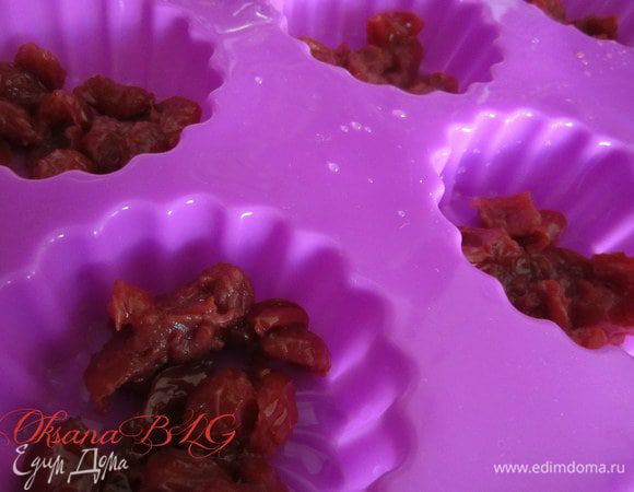 После приготовления тортика у меня осталось 200 гр. заварного крема. Если нет остатков заварного крема, его можно сварить) 200 гр. молока довести до кипения. 1-2 ст.л. сахара смешать с 1/2 ст.л. муки или крахмала, добавить яйцо, хорошо все перемешать. Добавить 50 гр. молока. Ввести яичную смесь в молоко. Постоянно помешивая довести до кипения, варить крем до загустения. Желатин можно вводить в теплый крем. Желатин залить горячей водой (50 гр), размешать чтобы разошлись все крупинки. Добавить разведенный желатин в заварной крем. Вишню выложить в силиконовые формочки.