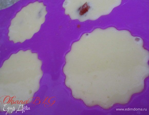 Залить заварным кремом. Поставить в холодильник на 1 час.