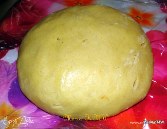 Сахар растераем с желтками в однородную массу. Растопим сливочное масло, вливаем в сахарно-желтковую смесь, вымешиваем.
Просеем муку и разрыхлитель, постепенно добавим к массе, замесим тесто. Тесто получается мягкое. Заворачиваем его в пищевую пленку, убираем в холодильник на 2 часа.