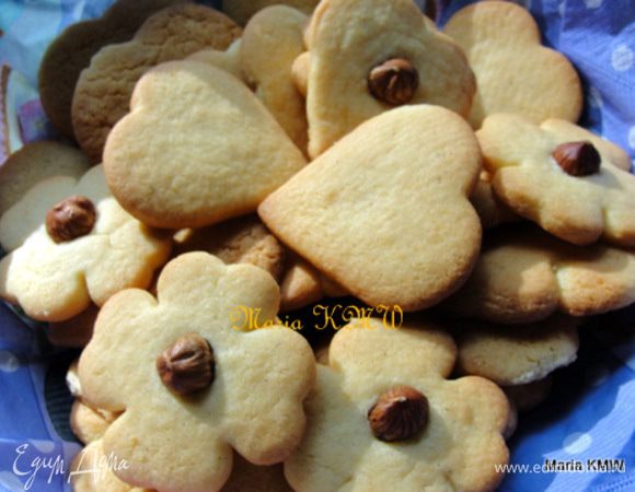 Выпекаем в предварительно разогретой духовке при 180 С - 8 минут, до легкого румянца. Даем печенью после выпечки 10-15 минут постоять. Снимаем с противня и идем пить чай!