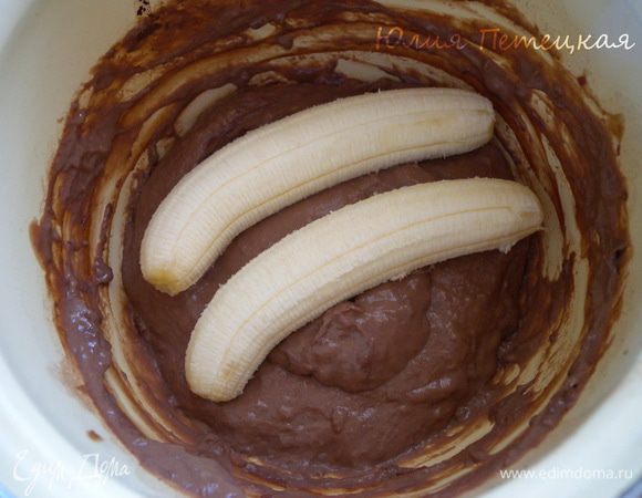 Заварной крем. Желтки ростереть с сахаром. 400 мл молока поставить на огонь + смесь сахара и желтков. Довести до кипения (но не кипятить).  Крахмал развести с 100 мл молока (холодного). Ввести в смесь на прите. Довести до кипения  и дать прокипеть 2 минуты. Остудить. Добавить 2 банана 