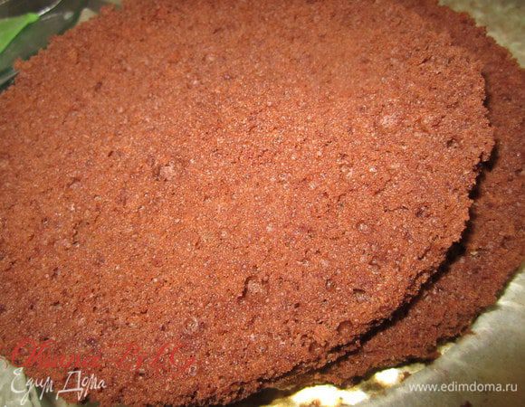 Из ингридиентов приготовить бисквит по рецепту http://www.edimdoma.ru/retsepty/38569-biskvit-na-kipyatke-belyy. В форме 18 см.