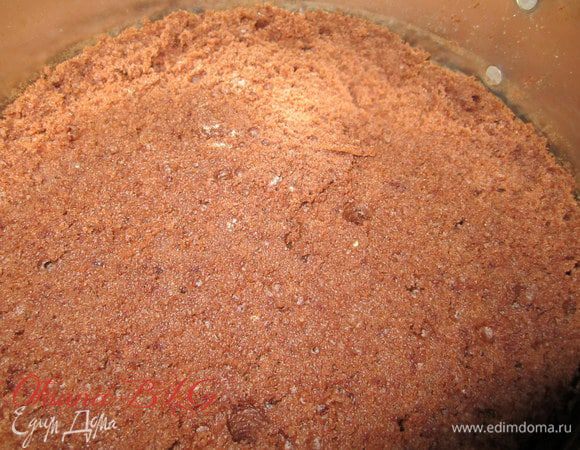 Один корж выложить в форму.