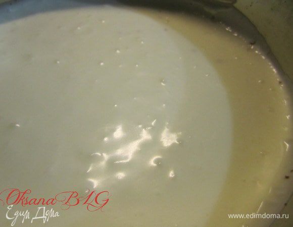 Приготовить суфле.  Желатин залить горячей водой(100 гр) перемешать, чтобы разошлись все крупинки. Сметану творог, сахар взбить, добавить желатин, еще раз взбить.