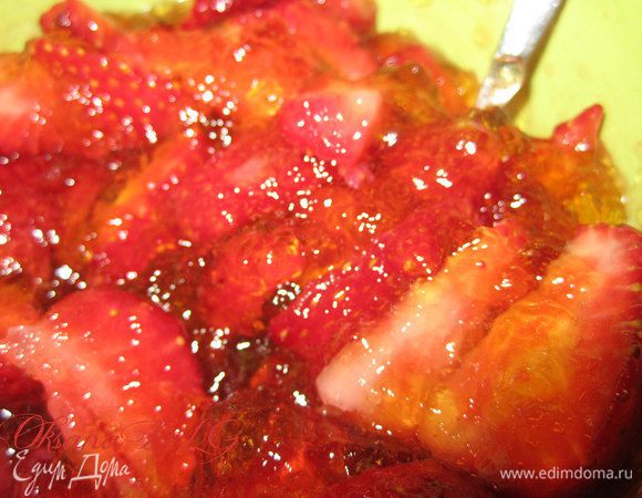 Для клубничной прослойки заранее приготовить лимонное желе согласно инструкции на упаковке( воды добавит на 100 мл. меньше). Желе должно застать до состояния густого киселя. Клубнику помыть порезать средними кусочками, перемешать с желе.