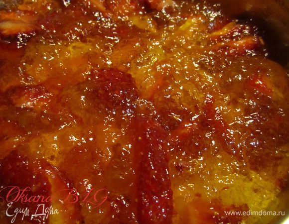 Выложить клубнику с желе на суфле.