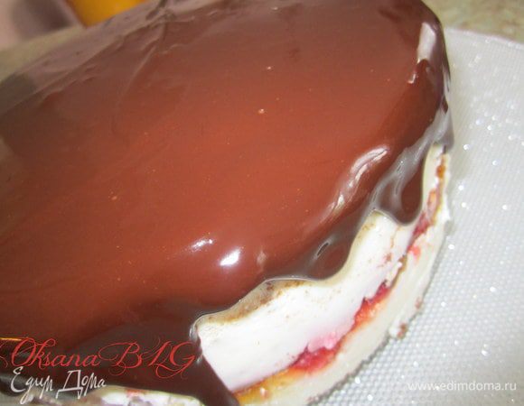 Полить шоколадной глазурью. Для этого 100 гр. Шоколада растопить, добавить 50-70 гр мягкого масла, перемешать, залить торт.