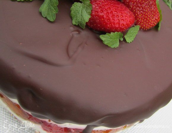 Украсить клубникой и листиками мяты.