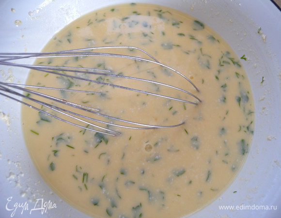 Взбить молоко с яйцом. Добавить творог и порезанную зелен. 