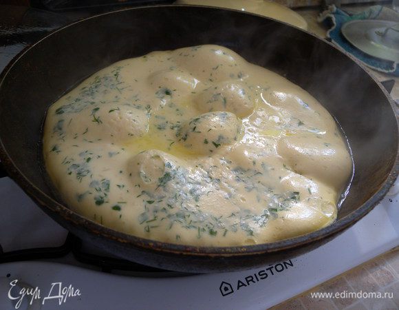 Приготовить на сковородке с закрытой крышкой на медленном огне. 