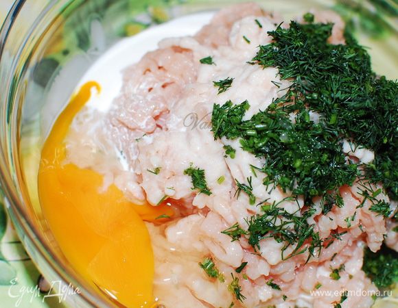 Хлеб замочила в молоке. Мясо пропустила через мясорубку,замоченный хлеб тоже через мясорубку.Добавила яйцо,сливки мелко рубленный укроп,соль,перец и все тщательно перемешала.
