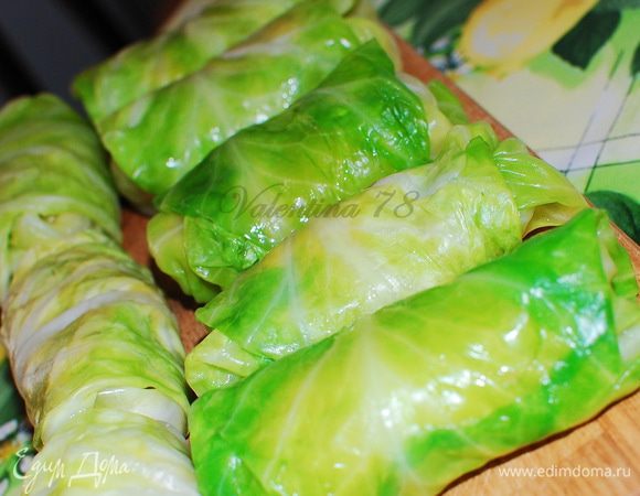 На каждый капустный лист положила готовый фарш,закрутила его как голубец.
