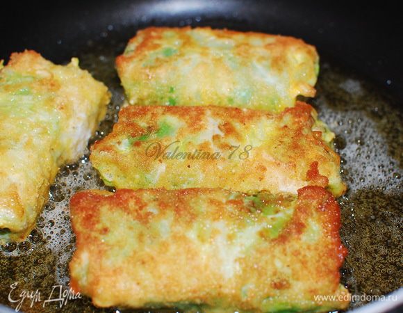 Подготовленные изделия обваляла в пшеничной муке,смочила во взбитом яйце и запанировала в сухарях.(без фанатизма,слегка)
Обжаривала на растительном масле на умеренно-среднем огне по 7мин с каждой стороны .