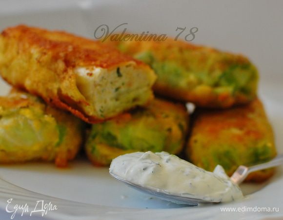 Подавал со сметанный соусом:сметана+пара зубчиков чеснока через пресс+резанный укроп тщательно перемешала.