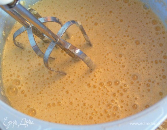 Приготовить бисквит:
Яйца с сахаром и маслом взбить миксером