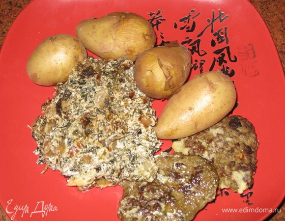 Лучше всего подавать с отваренным картофелем.
Обжаренную и протушенную крапиву можно добавлять к пюре, а также из неё вкусно готовить блинчики (только цвет не очень. Если кто порекомендует, чем можно исправить цвет блинчиков - буду благодарна).