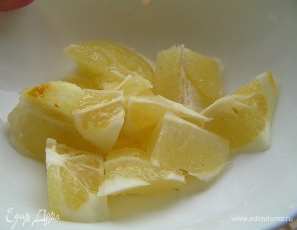 У лимонов мякоть отделить от кожуры, косточек
Желатин залить 160 мл воды 