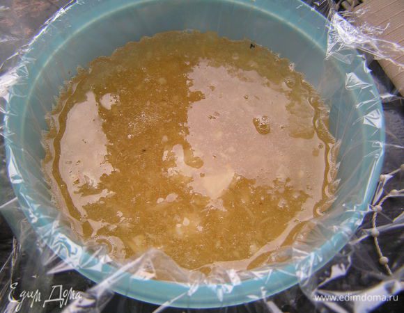 Круглую формочку или контейнер(небольшой) застелить пищевой пленкой.
Смешать желатин с лимонным пюре и перелить в форму и в морозилку до застывания