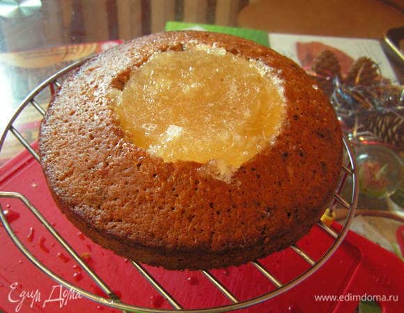 Вырезать серединку по размеру формочки, смазать кремом(взбить масло с пудрой и лим. соком) и выложить туда желе( я на 5 секунд опустила в теплую воду, чтобы лучше вынималось)