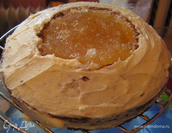 Смазать кремом поверхность торта и убрать в холодильник на минут 20, 