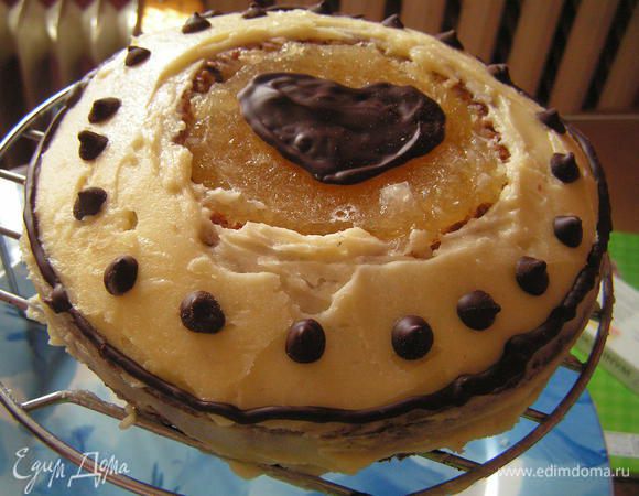 затем достать и вторым слоем ровно нанести крем еще раз.
Выложить украшения из шоколада( см. в комментарию к рецепту) и посыпать вокруг желе тертым шоколадом_