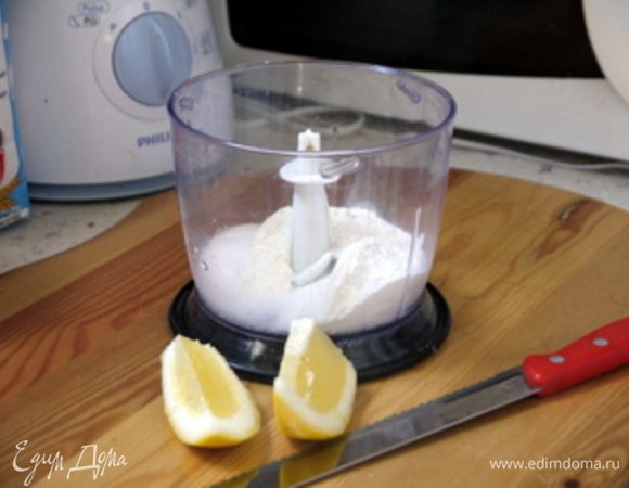 Собрать в блендере сахар, цедру лимона и апельсина, 4 ложки муки, ванилин и, если есть, цитрон, порезанный на кусочки. Перемолоть в блендере до однородной массы. Получает ароматную добавку. Замочить изюм в тёплой воде.