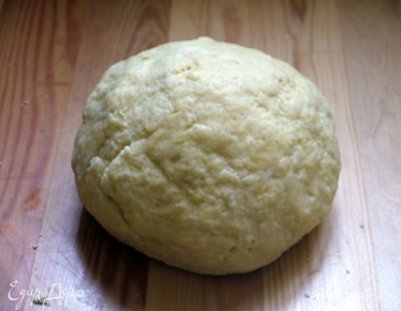 В широкую миску всыпать муку, разрыть в центре ямочку и влить в неё дрожжи, растворённые в тёплом молоке, оливковое масло, яйца и ароматную добавку. Вымесить тесто.