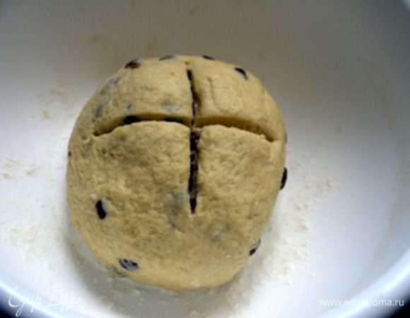 Готовое тесто перенести в широкую миску, надрезать накрес и оставить подниматься в тёплом месте, накрыв влажным кухонным полотенцем. Тесто должно увеличится вдвое.