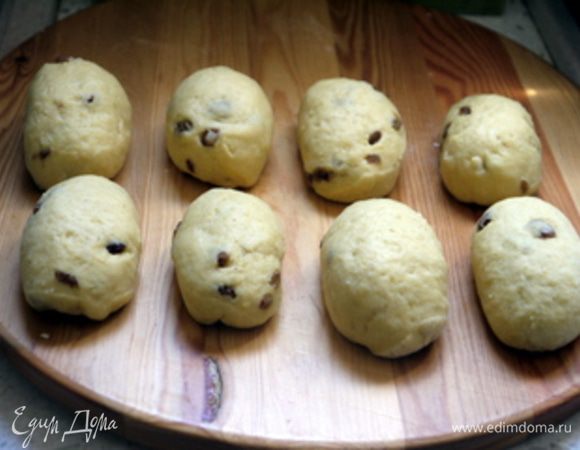 Теперь шарикам нужно придать продолговатую форму.