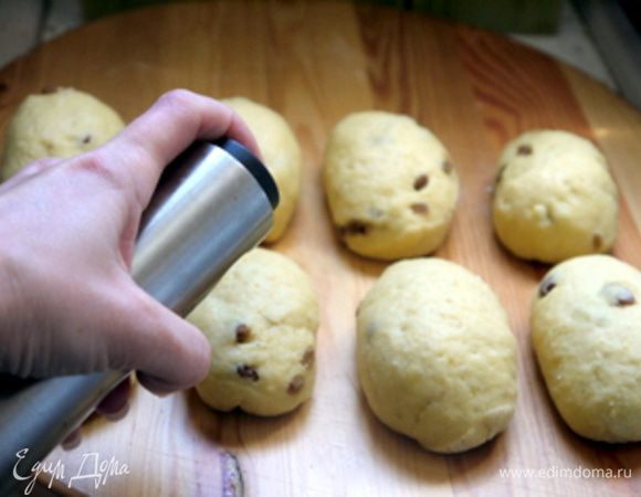 Готовые булочки обильно сбрызнуть из распылителя молоком.