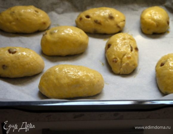Смазать желтком, взбитым с каплей воды.
Перенести булочки на противень, накрытый пергаментом, и оставить подниматься до увеличения объёма вдвое.