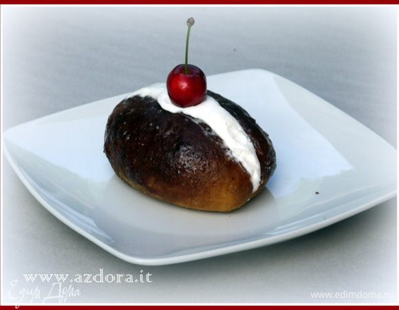 Когда маритоцци остынут, надрезать их и наполнить взбитыми сливками.