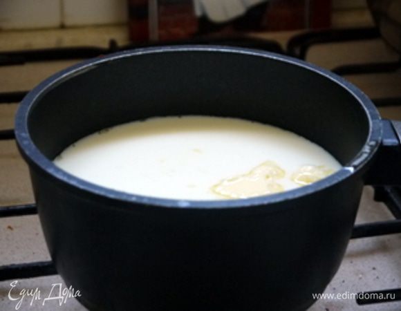 Вскипятить молоко со стаканом воды, 20 гр масла и щепоткой соли.