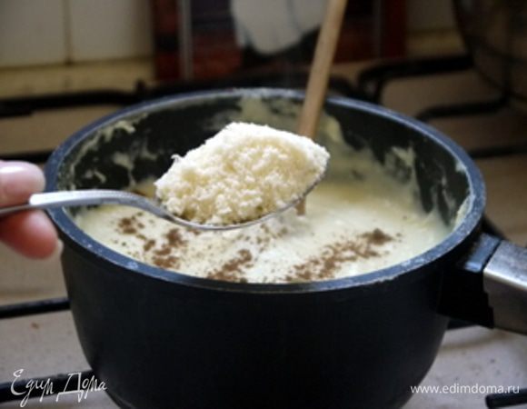 Варить около 15 минут, помешивая деревянной ложкой.

Снять с огня и добавить щепотку тёртого мускатного ореха, столовую ложку тёртого сыра

