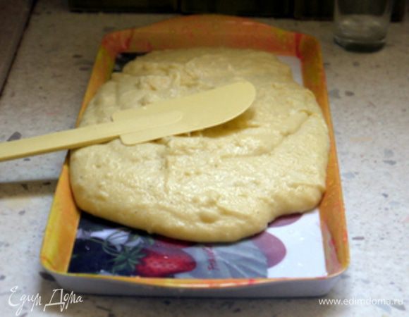 Ополоснуть поднос в боротом окло 2 см. Перенести на мокрый подной манную кашку