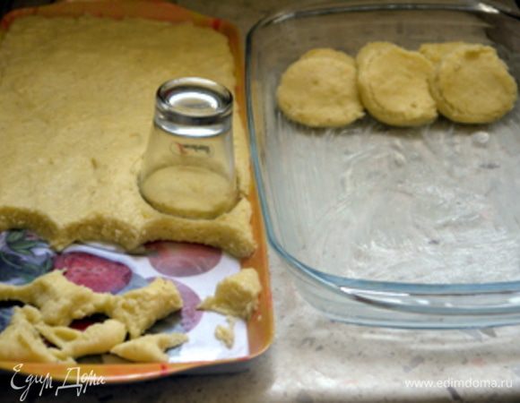 Когда кашка остынет, взять формочку или стаканчик 5 см в диаметре, и нарезать кашку на кружочки. 