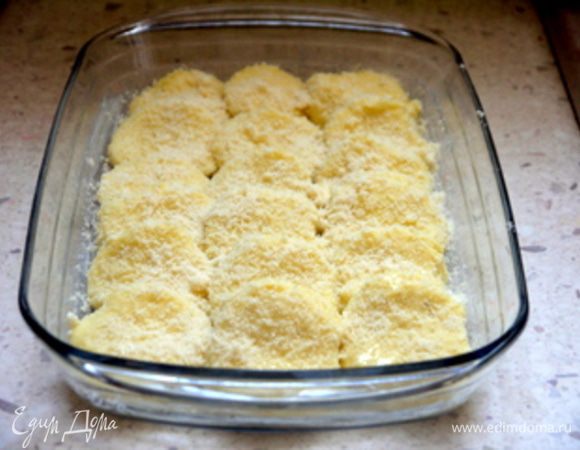 Форму для выпечки смазать сливочным маслом м выложить кружочки так, чтобы один слегка заходил на другой.