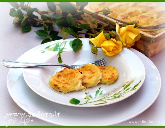 Растопить оставшееся сливочное масло и полить им ньокки. Обильно присыпать тёртым сыром и запечь при 200° , пока ньокки не подрумянятся. 