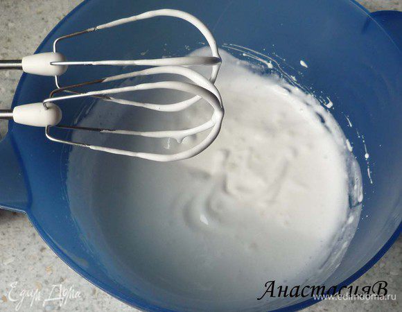 Отделить желтки от белков. Белки взбить в крепкую пену с 3ст.л. воды, добавляя при этом 100г сахара. Затем по одному добавить желтки, а также муку, крахмал, разрыхлитель.