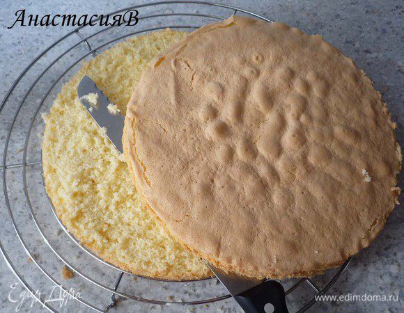 Извлечь из формы и остудить. Разрезать на 2 коржа.