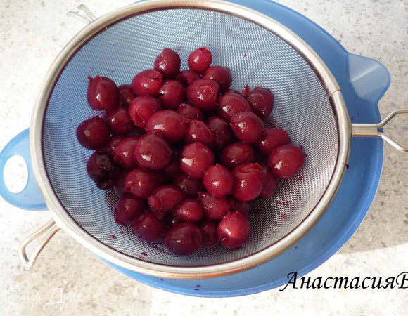 Вишню откинуть на сито, дать стечь соку. 