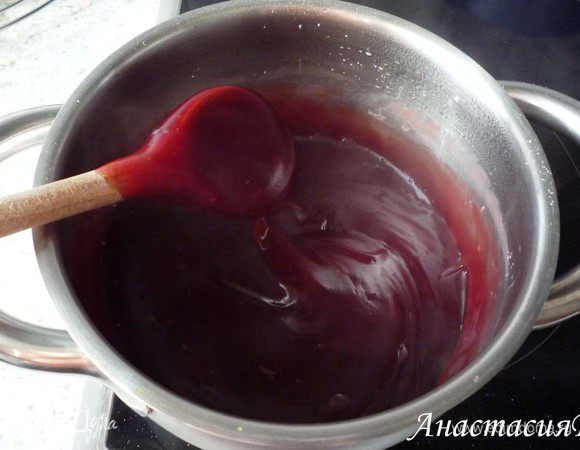 Разогреть при постоянном помешивании до состояния, когда масса загустеет и станет яркой и однородной. Перемешать с вишнями. Выложить массу на бисквитную основу.